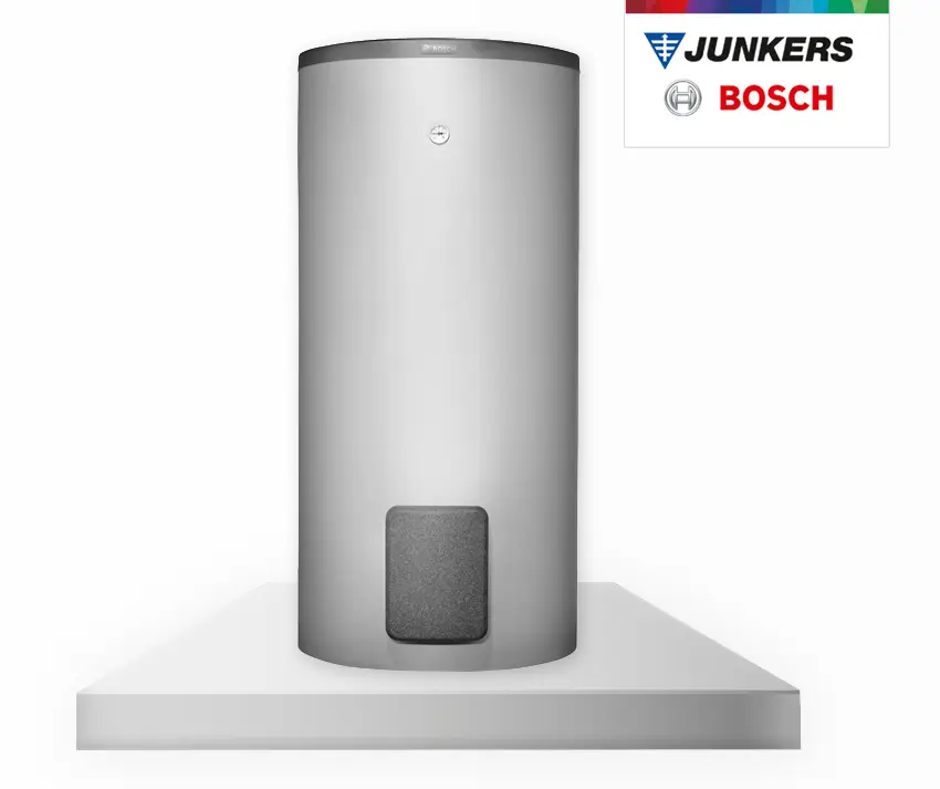 Wärmepumpenspeicher in zylindrischer Form, silberfarben, präsentiert von Bosch. Gerät auf einem weißen Untergrund, mit Bedienfeld und Anschlussmöglichkeit unten.